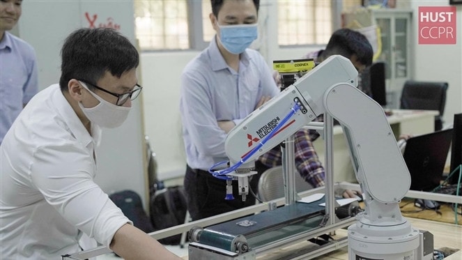 Sinh viên ĐH Bách khoa Hà Nội trong chương trình thực hành