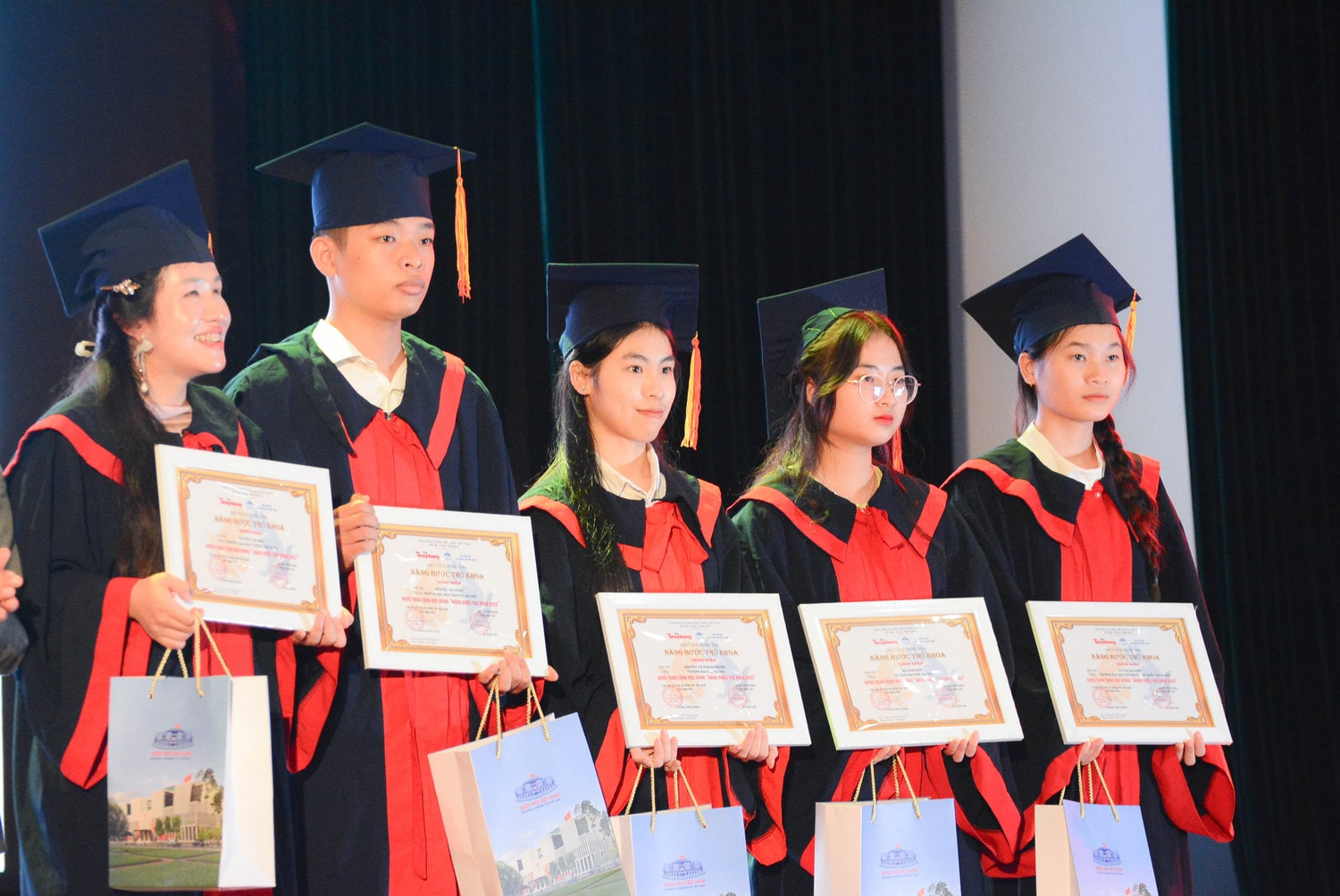 107 sinh viên được trao học bổng 