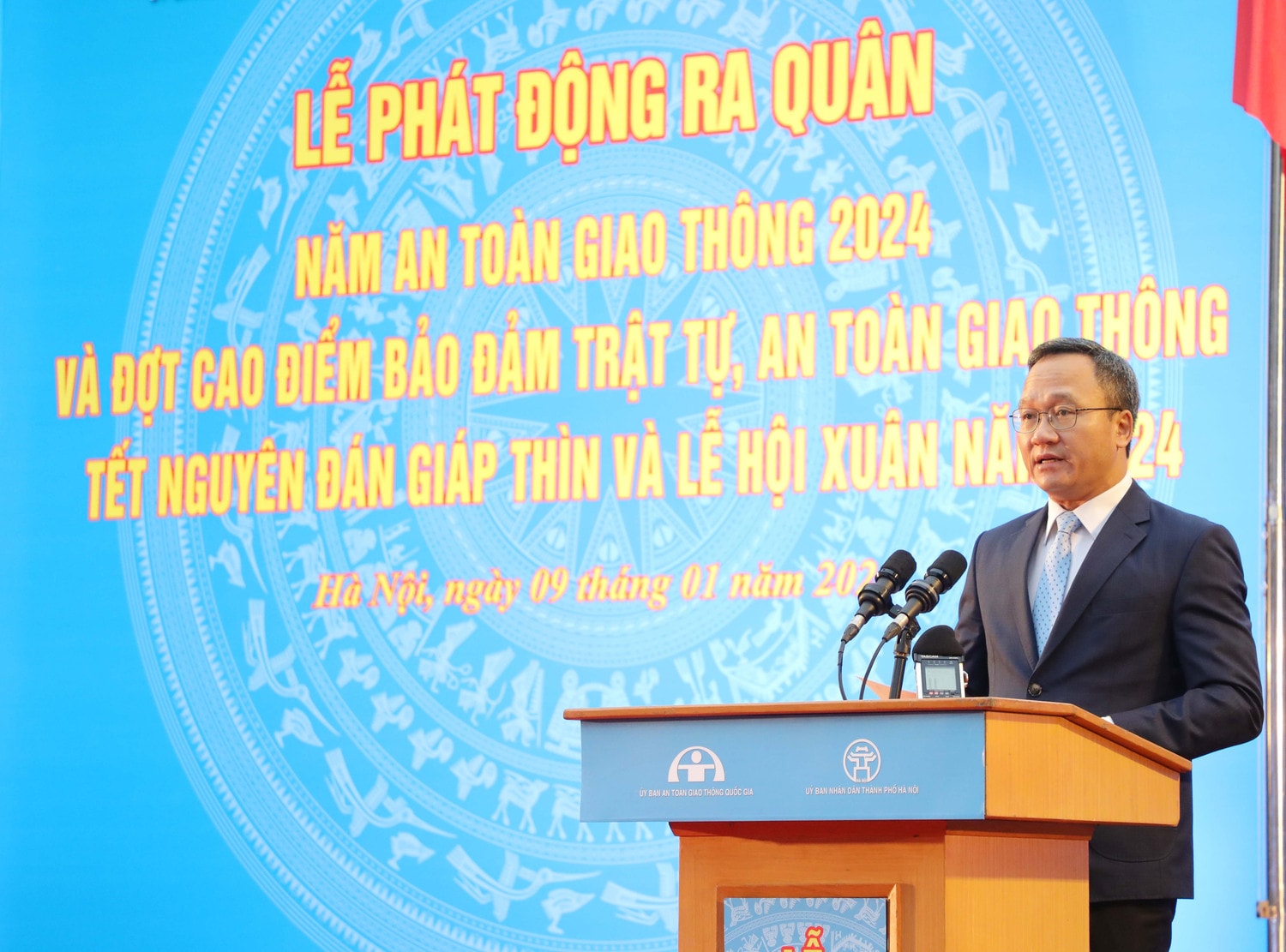 Phó Chủ tịch chuyên trách Ủy ban An toàn giao thông Quốc gia Khuất Việt Hùng phát biểu khai mạc Thượng tôn pháp luật, để xây dựng văn hoá giao thông an toàn -0
