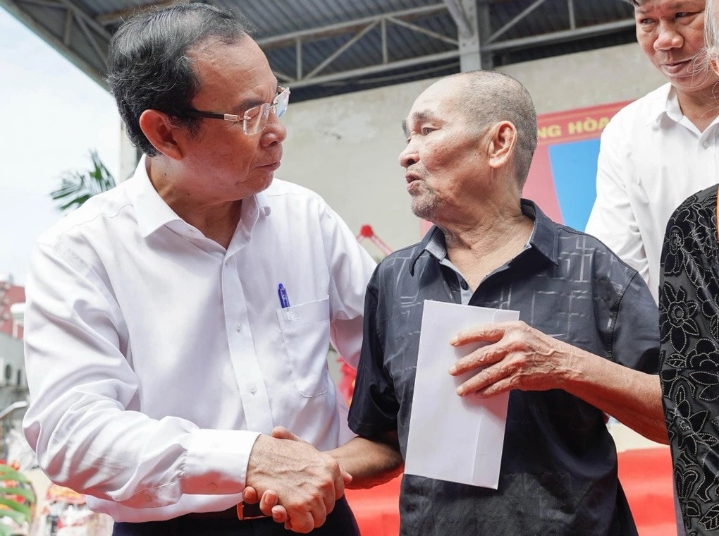 Lãnh đạo TP. Hồ Chí Minh thăm hỏi, trao qua cho người dân