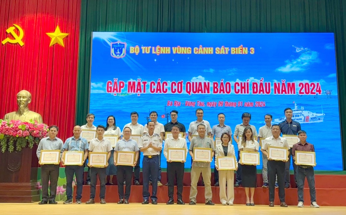 Bộ tư lệnh Vùng Cảnh sát biển 3 trao giấy khen cho các cơ quan báo chí có thành tích xuất sắc trong thực hiện nhiệm vụ công tác phối hợp tuyên truyền về bảo vệ chủ quyền biển đảo trong năm 2023