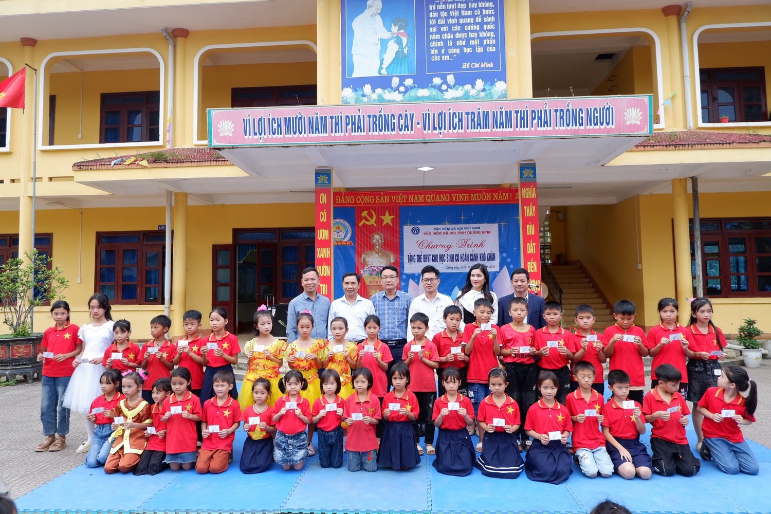 Tặng thẻ Bảo hiểm y tế cho học sinh có hoàn cảnh khó khăn ở vùng cao Quảng Bình -0