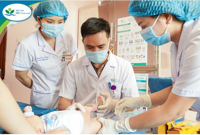 Bé gái sơ sinh mắc bệnh di truyền hiếm gặp gây trợt loét, mất da bàn chân 2 bên -0