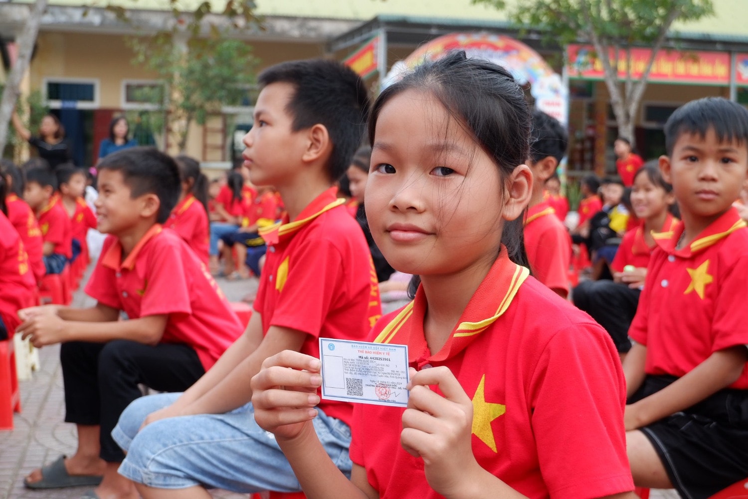 Tặng thẻ Bảo hiểm y tế cho học sinh có hoàn cảnh khó khăn ở vùng cao Quảng Bình -0