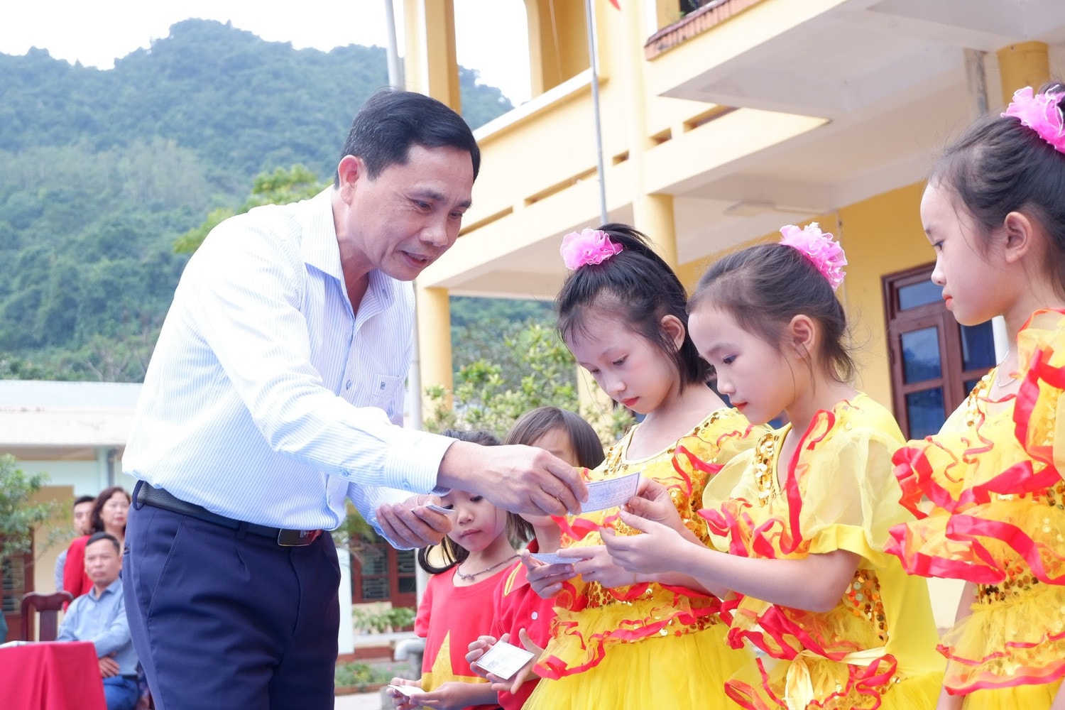 Tặng thẻ Bảo hiểm y tế cho học sinh có hoàn cảnh khó khăn ở vùng cao Quảng Bình -0