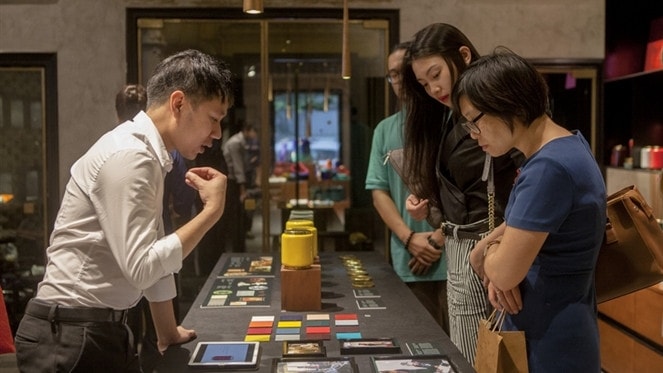 Công chúng tham quan quy trình chế tác sơn mài truyền thống Việt Nam tại không gian Hanoia House. Ảnh: Hanoia