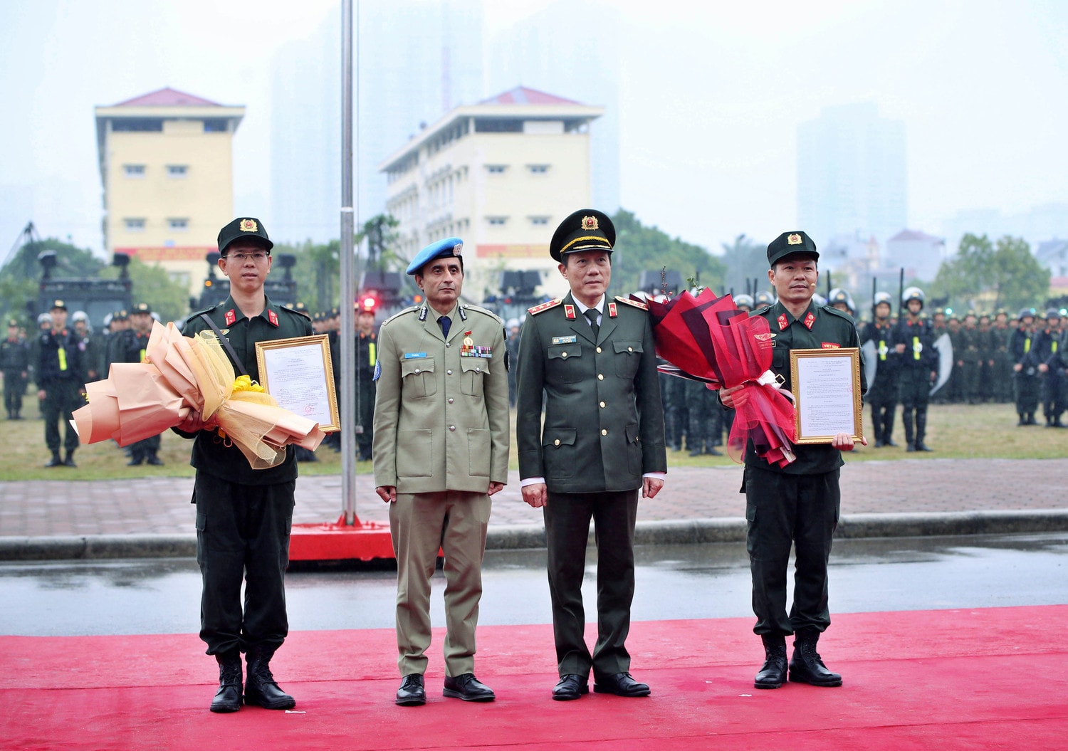Thứ trưởng Bộ Công an, Thượng tướng Lương Tam Quang và Tư lệnh Cảnh sát Liên Hợp quốc về hợp tác trên lĩnh vực gìn giữ hòa bình Faisal Shahkar trao quyết định thành lập Đơn vị Cảnh sát gìn giữ hòa bình số 1 Ra mắt Đơn vị Cảnh sát gìn giữ hòa bình số 1 -0