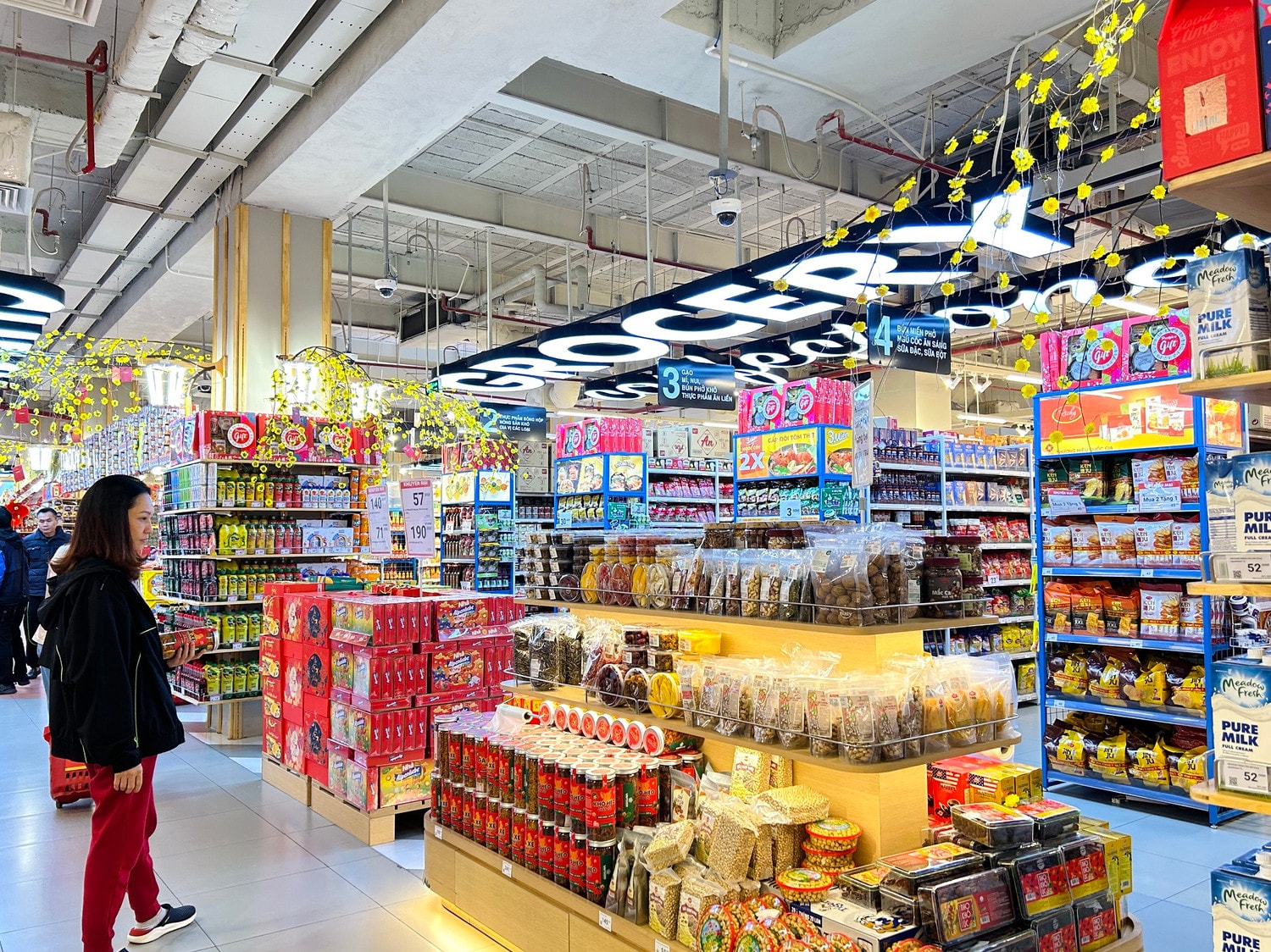 Đa dạng hàng hoá Tết_ bánh kẹo, mứt,... tại WinMart phục vụ cho nhu cầu biếu tặng của khách hàng - WIN Voucher sánh đôi cùng ưu đãi khủng đến 50%, combo quà Tết thiết thực từ WinCommerce -0