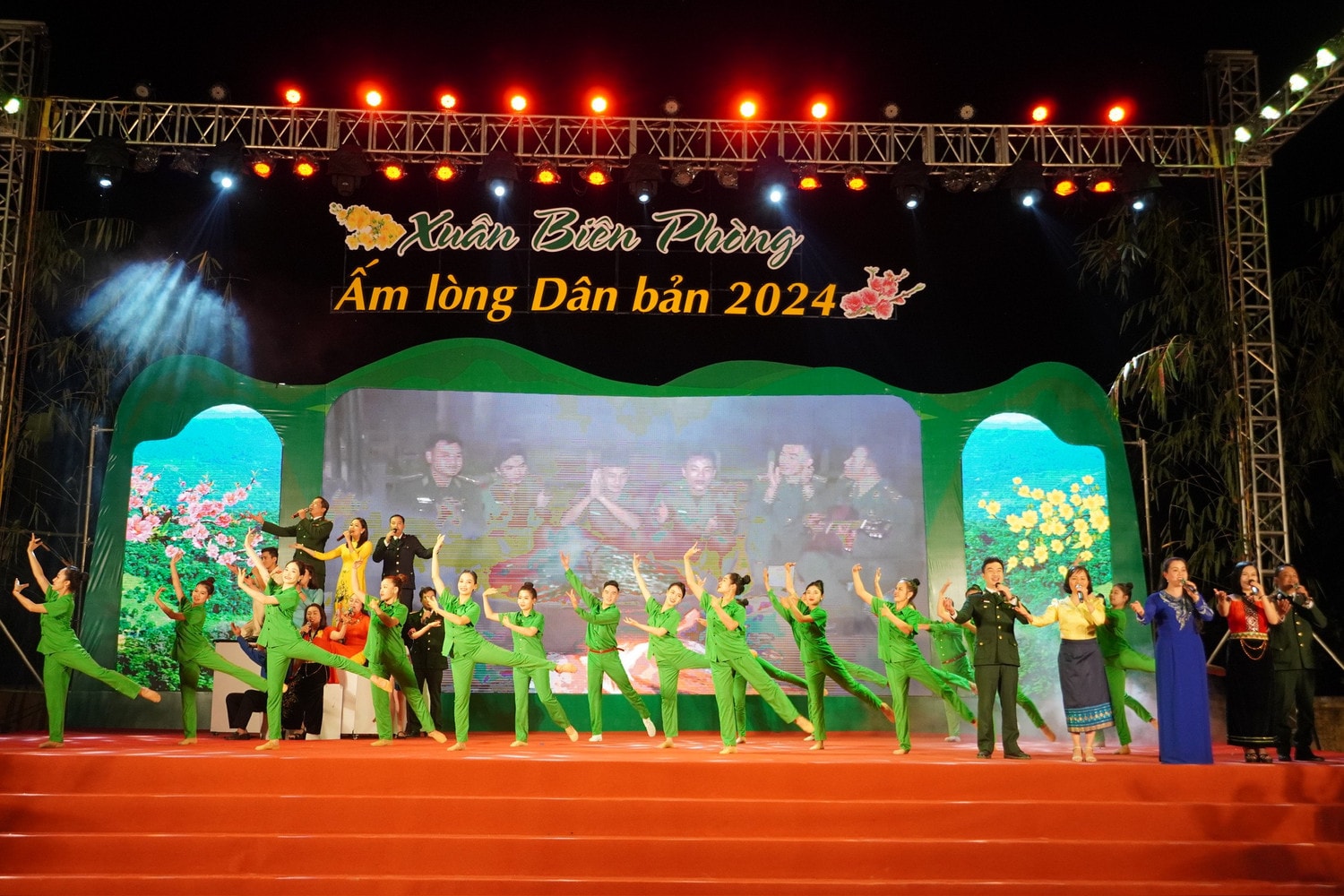 Thường trực Ban Bí thư dự chương trình “Xuân Biên phòng - Ấm lòng dân bản” 2024 tại Quảng Bình -0