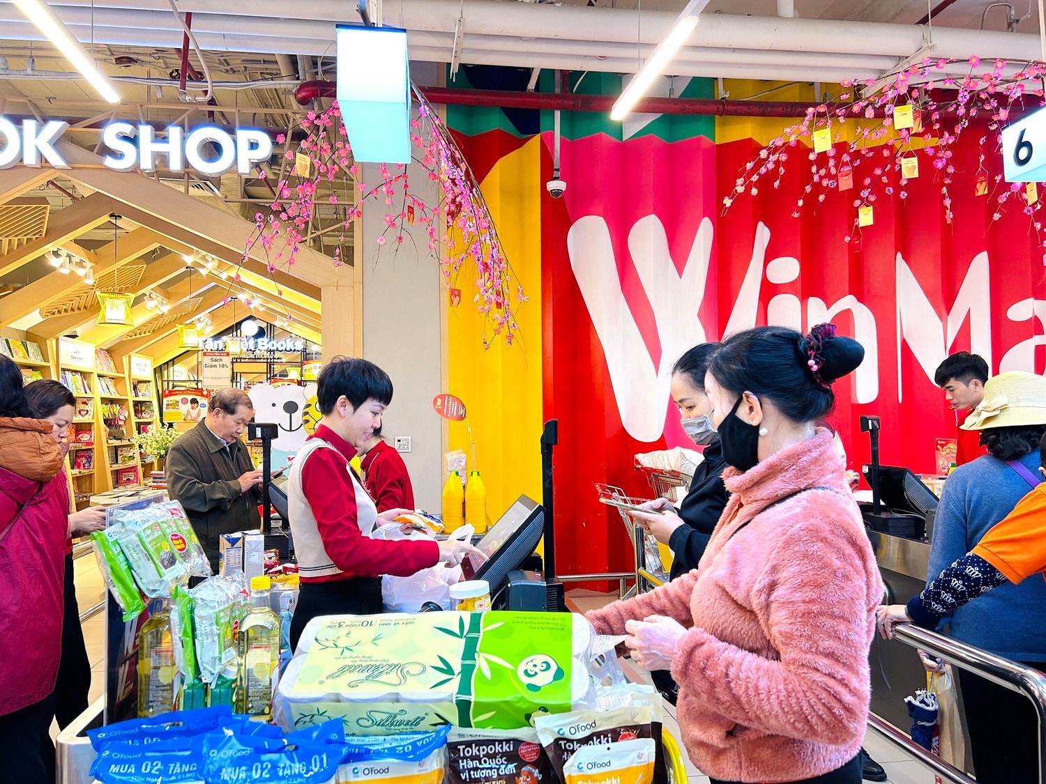 Khách hàng mua sắm tại WinMart - WIN Voucher sánh đôi cùng ưu đãi khủng đến 50%, combo quà Tết thiết thực từ WinCommerce -0