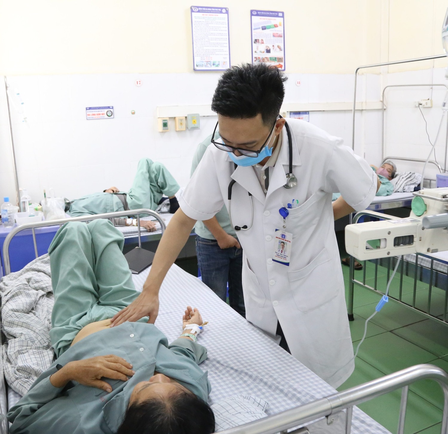 Tự ý dùng thuốc giảm đau không rõ nguồn gốc, người phụ nữ nguy kịch -0