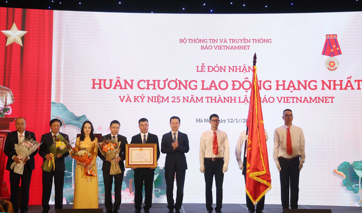 Thừa ủy quyền của Chủ tịch nước, Bộ trưởng Bộ Thông tin và Truyền thông Nguyễn Mạnh Hùng trao tặng Huân chương Lao động Hạng Nhất cho Báo VietNamNet Báo VietNamNet Kỷ niệm 25 năm thành lập và đón nhận Huân chương Lao động hạng Nhất -0