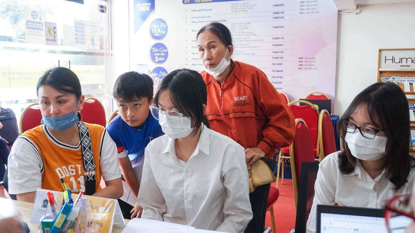 Phụ huynh, học sinh “nhẹ gánh” vì nhiều ưu đãi học phí từ trường đại học -0