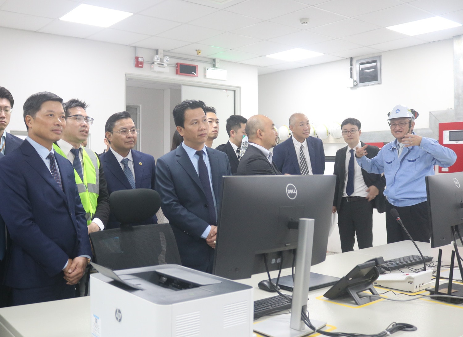 Bộ trưởng Bộ Tài nguyên và Môi trường Đặng Quốc Khánh (thứ 4 từ trái) cùng các đại biểu tham quan nhà máy. Ảnh: Hoàng Nga Khánh thành nhà máy xử lý chất thải rắn công nghệ cao phát năng lượng tại Bắc Ninh -0