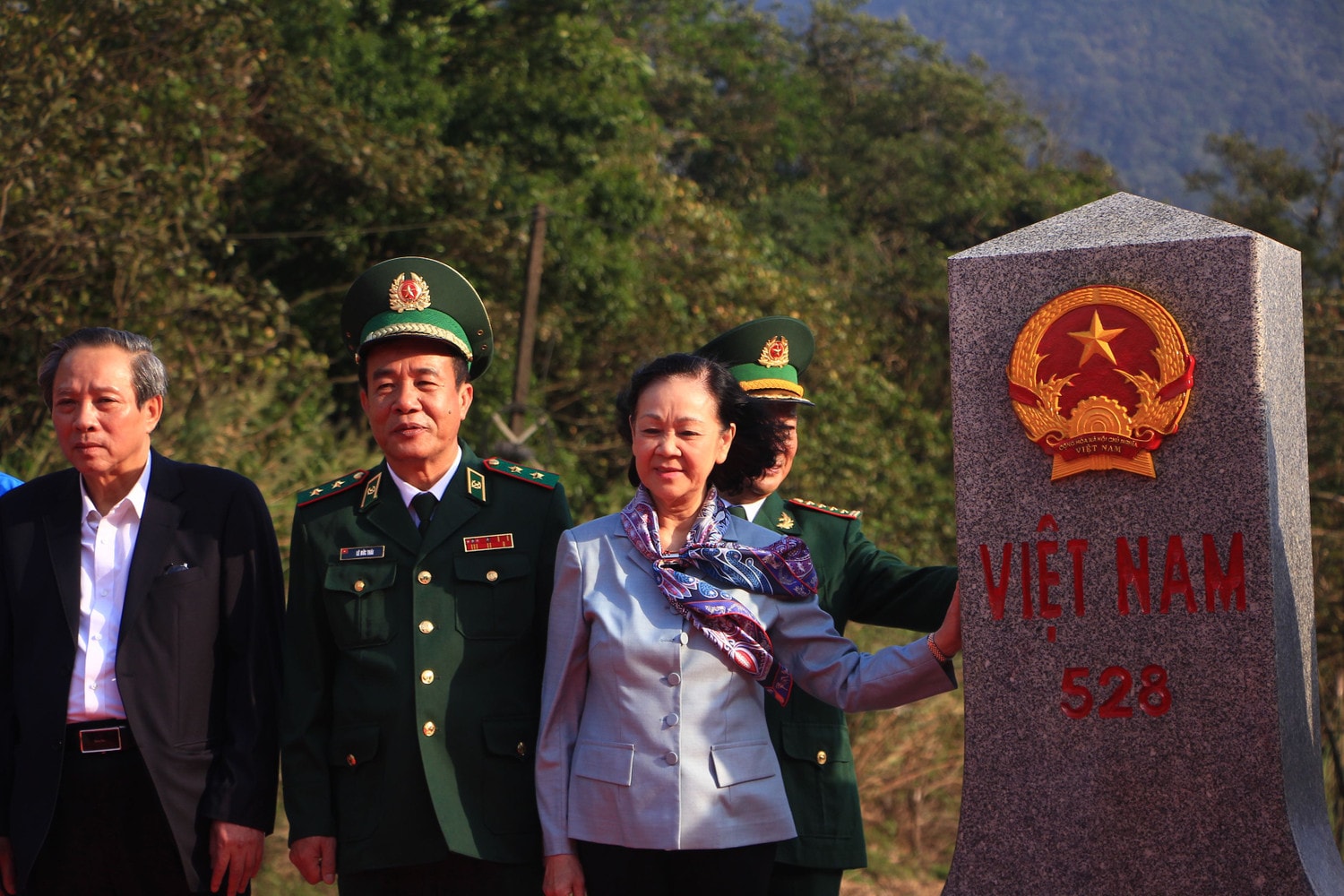 Thường trực Ban bí thư thăm, tặng quà Tết đồng bào và cán bộ chiến sỹ vùng biên Quảng Bình -0