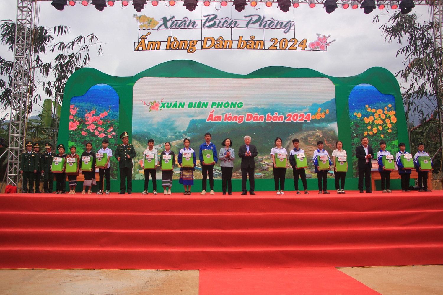 Thường trực Ban bí thư thăm, tặng quà Tết đồng bào và cán bộ chiến sỹ vùng biên Quảng Bình -0