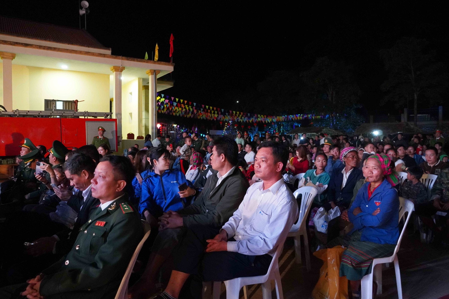 Thường trực Ban bí thư thăm, tặng quà Tết đồng bào và cán bộ chiến sỹ vùng biên Quảng Bình -0