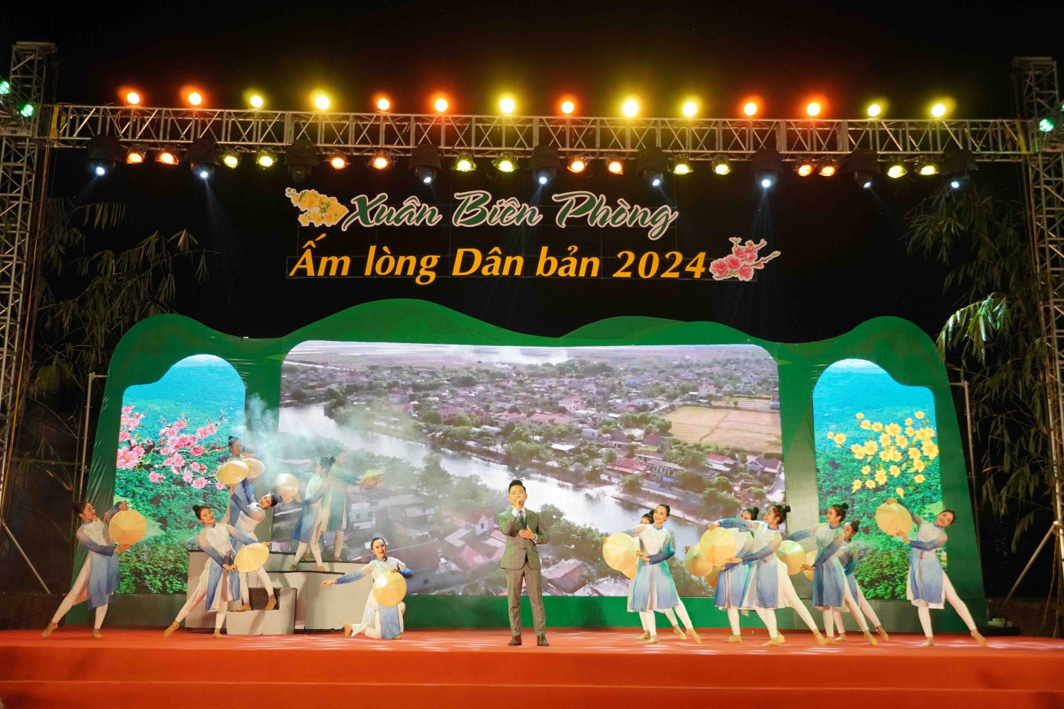 Thường trực Ban bí thư thăm, tặng quà Tết đồng bào và cán bộ chiến sỹ vùng biên Quảng Bình -0