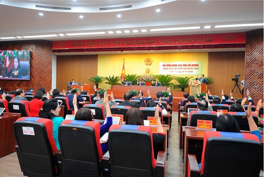 Đại biểu HĐND tỉnh Hải Dương biểu quyết thông qua các nghị quyết tại Kỳ họp thứ 19 - ảnh T. CHUNG