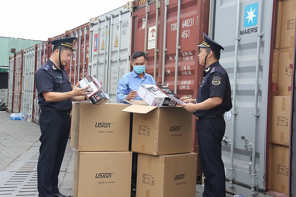 Công chức Hải quan TP. Hồ Chí Minh làm thủ tục cho hàng nhập khẩu. Ảnh: T.H