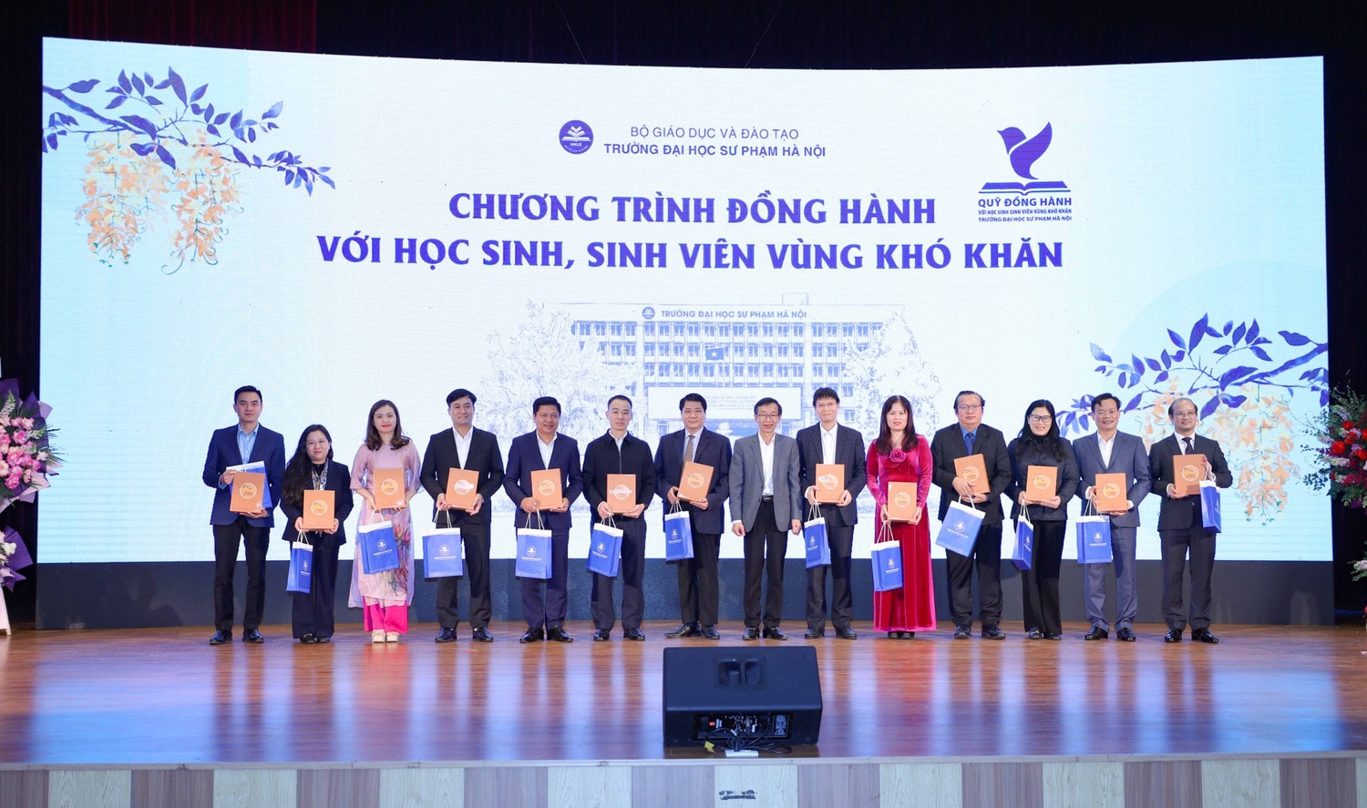 Trường Đại học Sư phạm Hà Nội đồng hành cùng với học sinh, sinh viên vùng khó -0
