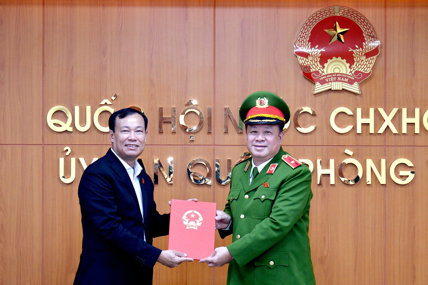 Chủ nhiệm Ủy ban Quốc phòng và An ninh, Trung tướng Lê Tấn Tới trao Nghị quyết phê chuẩn Ủy viên Thường trực Ủy ban Quốc phòng và An ninh, Thiếu tướng Nguyễn Quốc Hùng