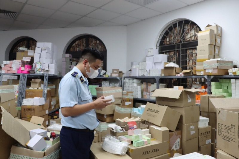 Lực lượng QLTT đang kiểm tra, phân loại hoàng hóa tại kho hàng phường Yên Nghĩa, quận Hà Đông