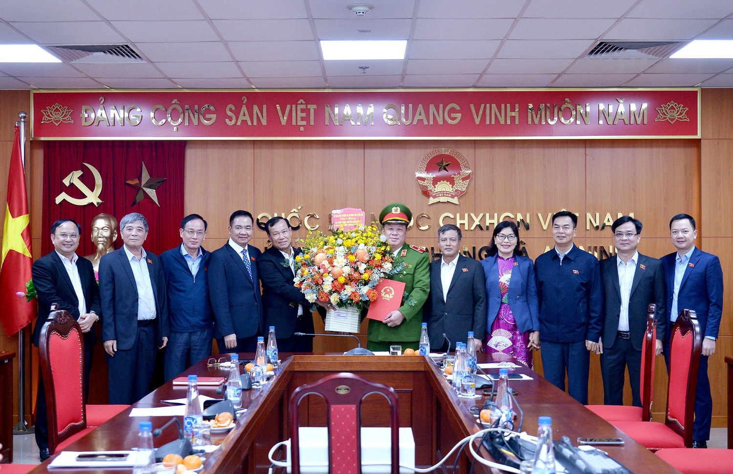 Thường trực Ủy ban Quốc phòng và An ninh chụp hình lưu niệm cùng Ủy viên Thường trực Ủy ban Quốc phòng và An ninh, Thiếu tướng Nguyễn Quốc Hùng