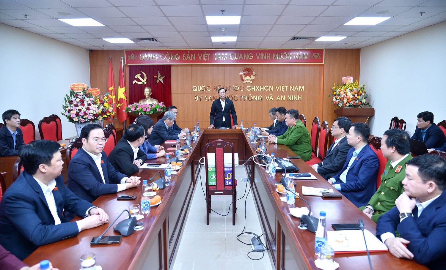 Quang cảnh buổi trao Nghị quyết