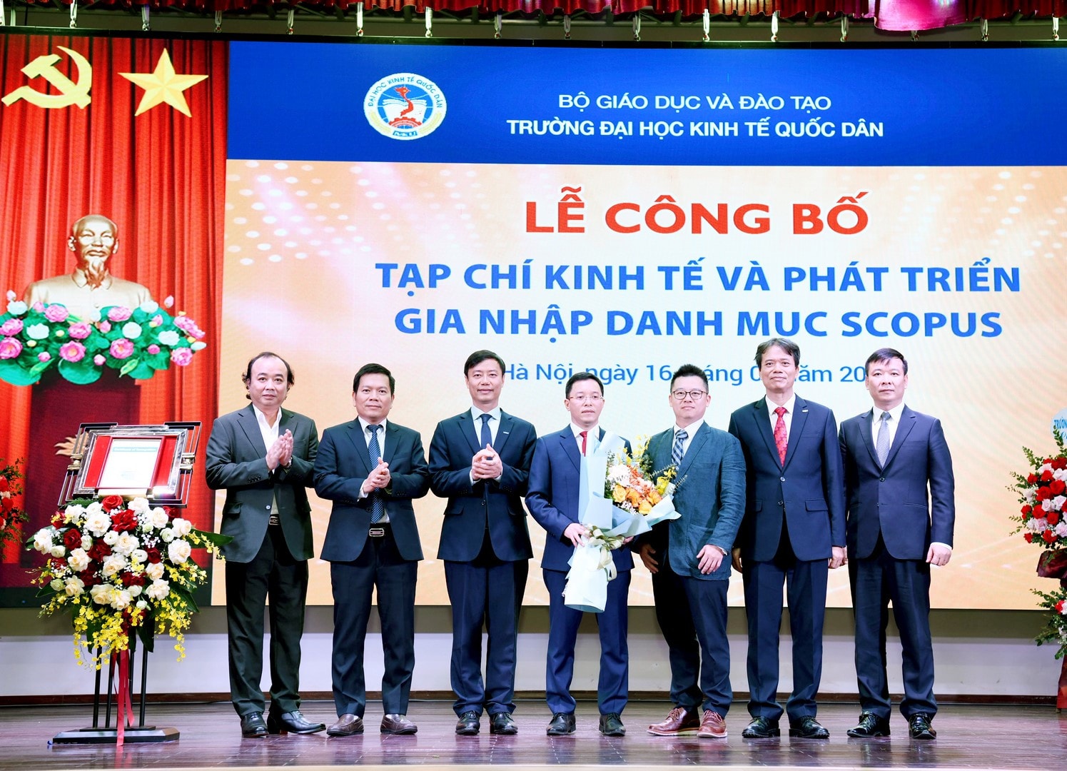 Lãnh đạo Trường Đại học Kinh tế Quốc dân cùng ông Stan Lee, Giám đốc Nhà xuất bản Emerald khu vực châu Á - Thái Bình Dương và GS.TS Lê Quốc Hội, Tổng biên tập Tạp chí Kinh tế và Phát triển (Ảnh: Tuấn Anh) Tạp chí của Trường ĐH Kinh tế Quốc dân chính thức gia nhập Scopus: Lan tỏa khoa học Việt Nam trên cộng đồng quốc tế -0
