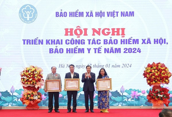 Vinh dự nhận Huân chương Lao động và Danh hiệu Chiến sĩ thi đua toàn quốc -0