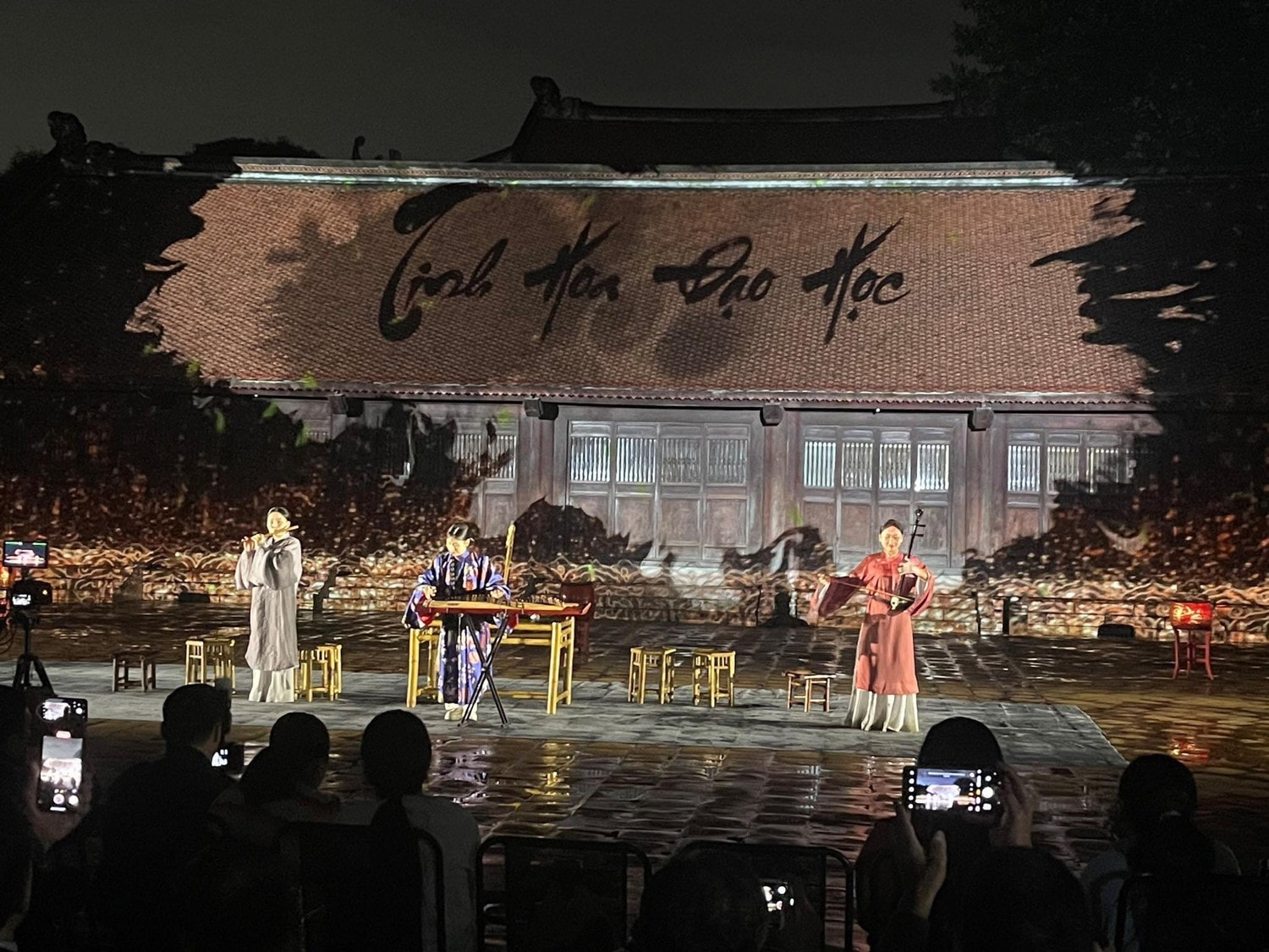 Nhạc cụ dân tộc kể chuyện 