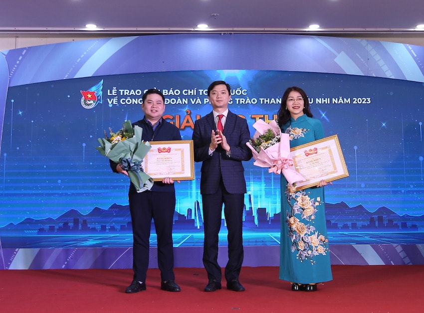 Bí thư Trung ương Đoàn Nguyễn Minh Triết trao giải Tập thể cho đại diện các đơn vị Trao Giải báo chí toàn quốc về công tác Đoàn và phong trào thanh thiếu nhi năm 2023 -0