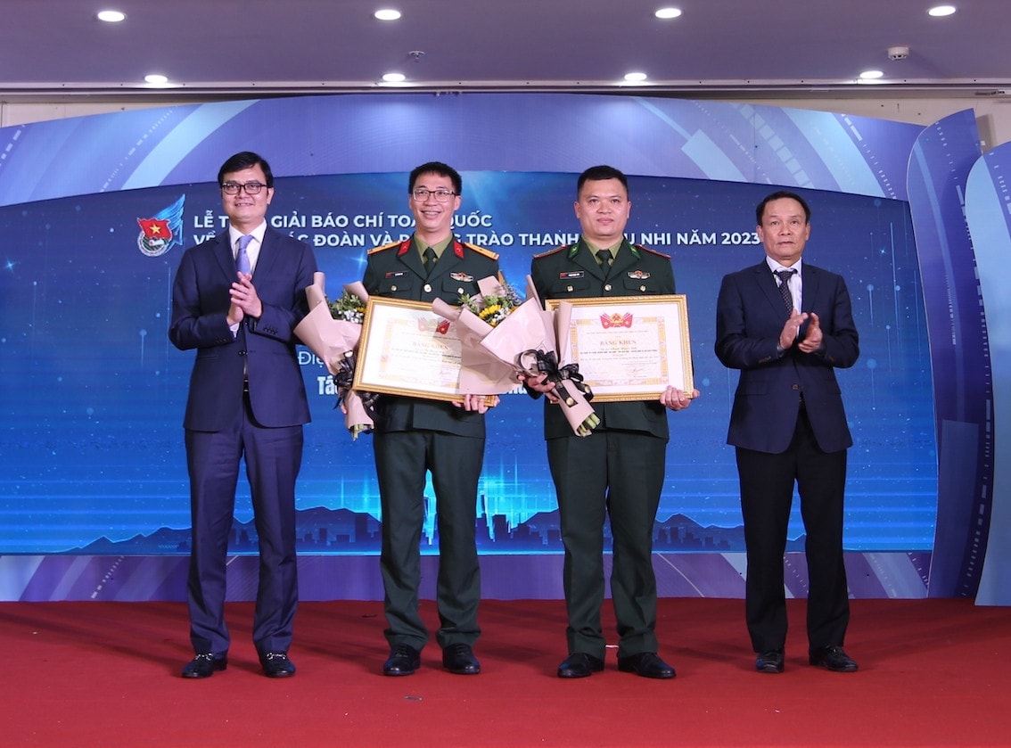 Uỷ viên dự khuyết Trung ương Đảng, Bí thư thứ nhất Trung ương Đoàn Bùi Quang Huy và Phó Chủ tịch Thường trực Hội Nhà báo Việt Nam Nguyễn Đức Lợi trao giải A cho các tác giả Trao Giải báo chí toàn quốc về công tác Đoàn và phong trào thanh thiếu nhi năm 2023 -0