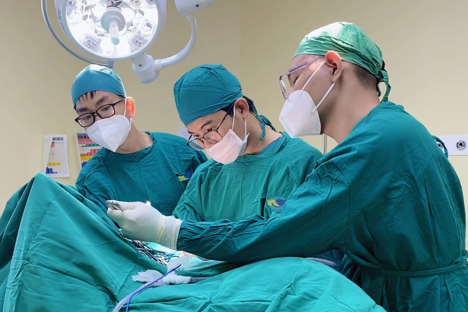 Bé trai 13 tuổi dập nát bàn tay phải do bình ga mini bất ngờ phát nổ -0