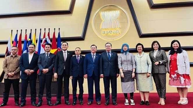 Đại diện Đoàn Việt Nam với các đại biểu nghị viện các nước thành viên AIPA tham dự cuộc họp