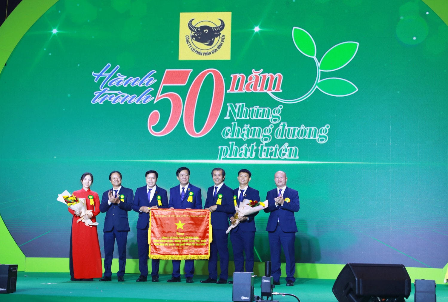 Công ty CP Phân bón Bình Điền đón nhận Cờ thi đua của Bộ Nông nghiệp và Phát triển nông thôn, ngày 22.12.2023. Ảnh: ITN 