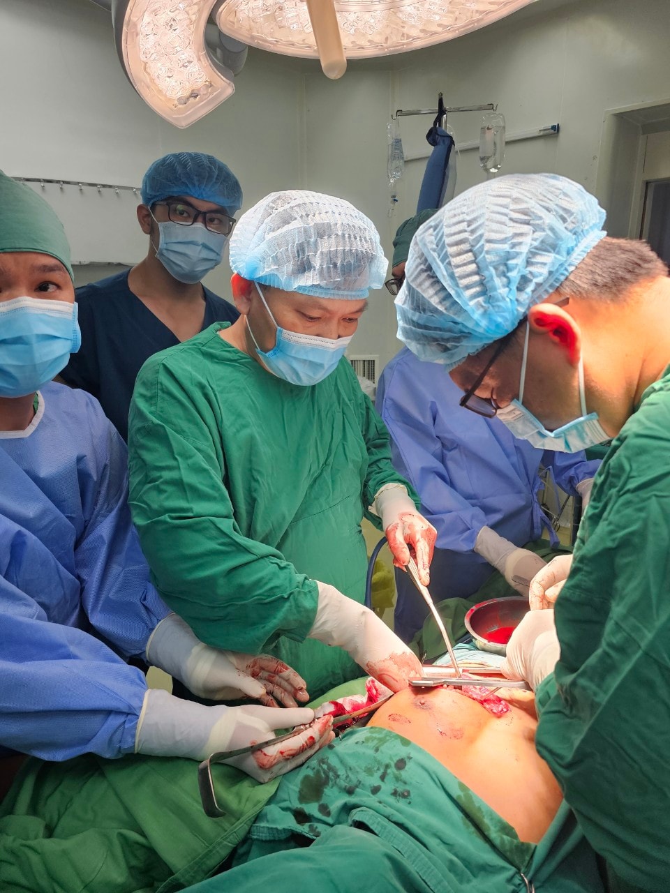 Cứu sống bệnh nhân bị tai nạn lao động gây thủng tim -0
