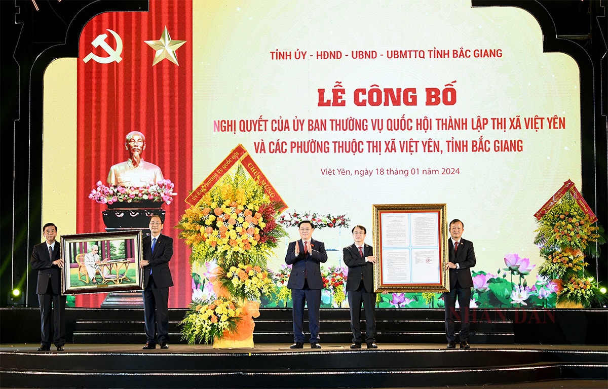 Chủ tịch Quốc hội Vương Đình Huệ dự Lễ công bố Nghị quyết của Ủy ban Thường vụ Quốc hội thành lập thị xã Việt Yên, tỉnh Bắc Giang -0