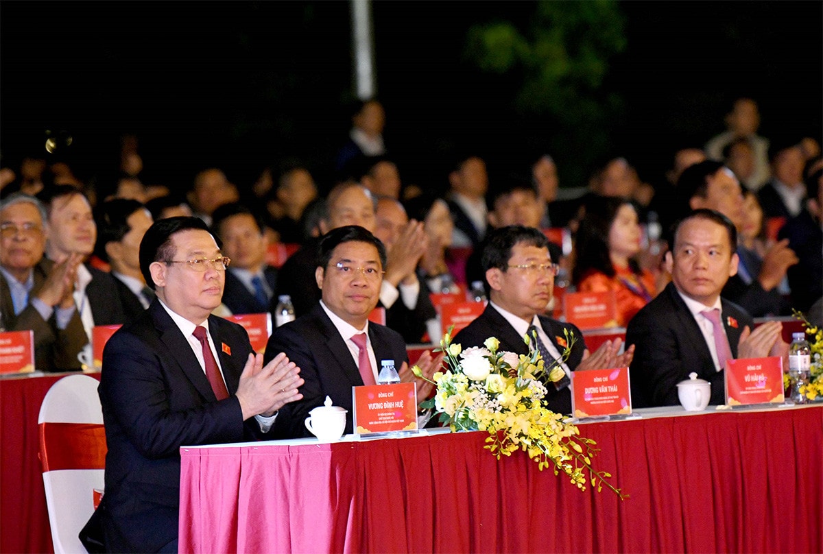 Chủ tịch Quốc hội Vương Đình Huệ dự Lễ công bố Nghị quyết của Ủy ban Thường vụ Quốc hội thành lập thị xã Việt Yên, tỉnh Bắc Giang -0