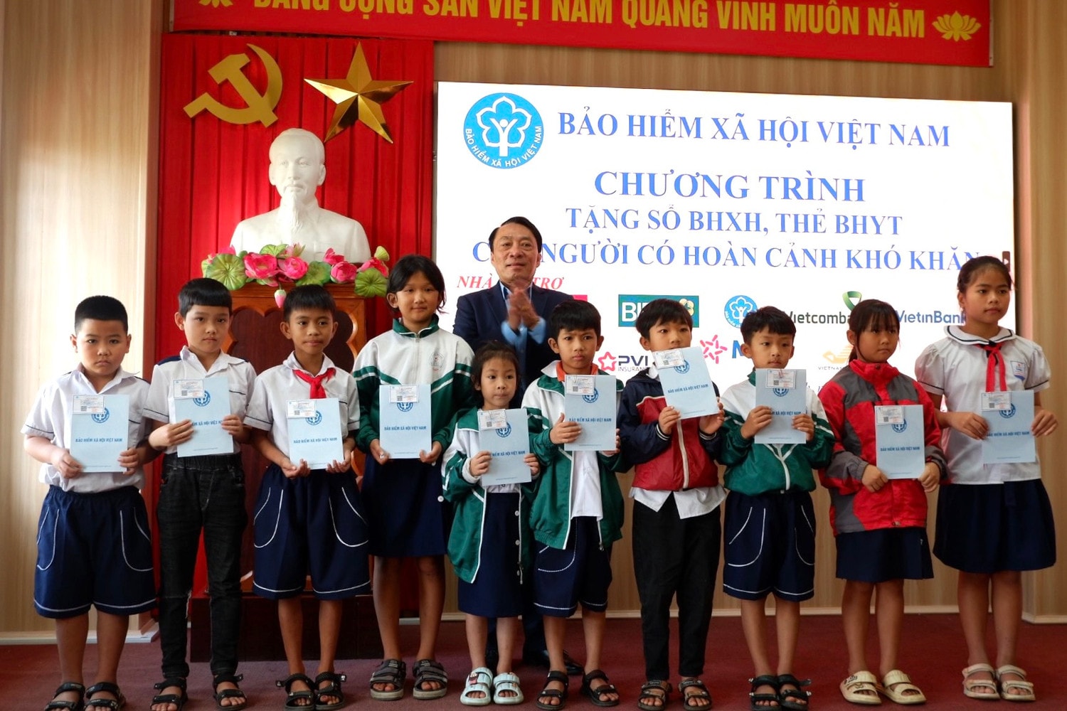 Phó TGĐ BHXH Việt Nam trao tặng sổ và thẻ bảo hiểm cho người có hoàn cảnh khó khăn tại Quảng Bình -0