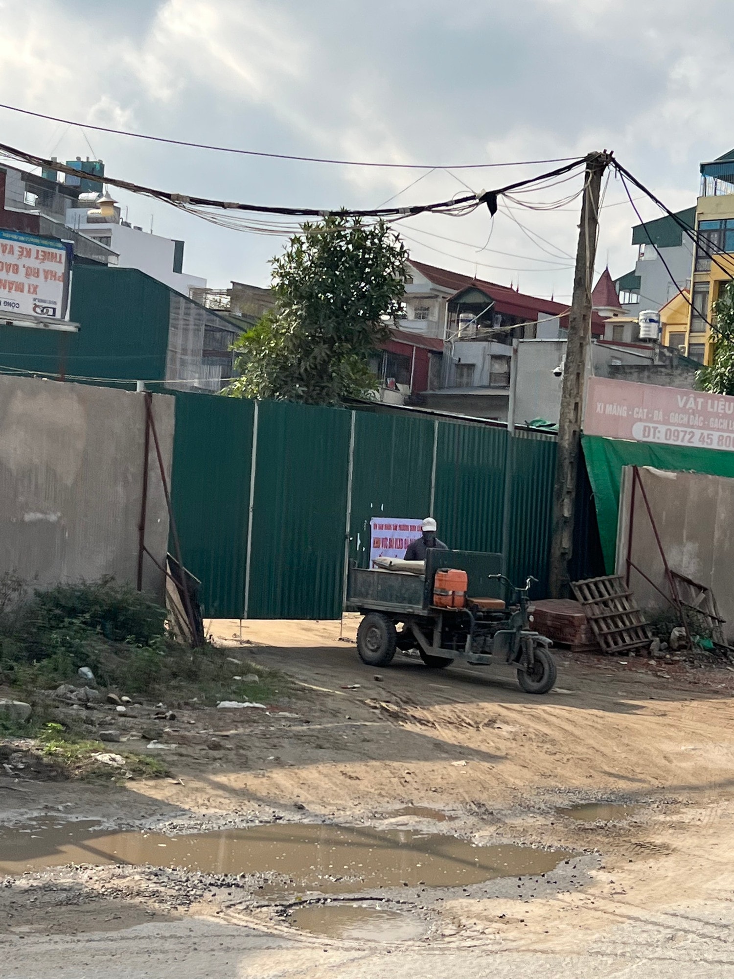 Phường Định Công (quận Hoàng Mai): Bãi tập kết vật liệu xây dựng trái phép ngang nhiên hoạt động rầm rộ bất chấp 