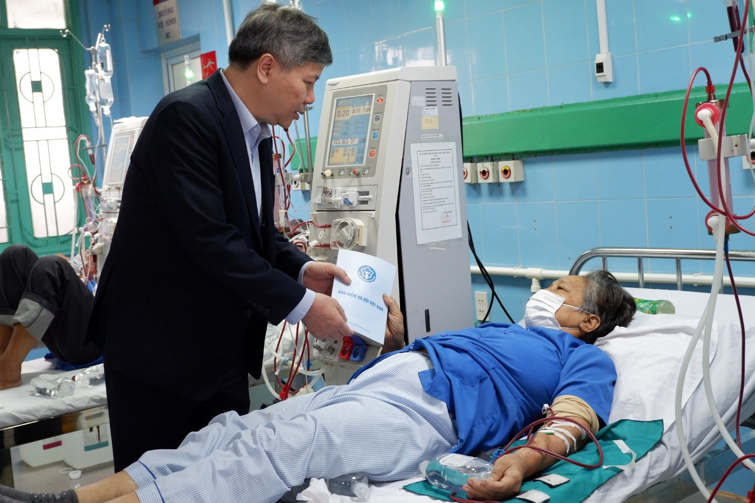 Phó TGĐ BHXH Việt Nam trao tặng sổ và thẻ bảo hiểm cho người có hoàn cảnh khó khăn tại Quảng Bình -0