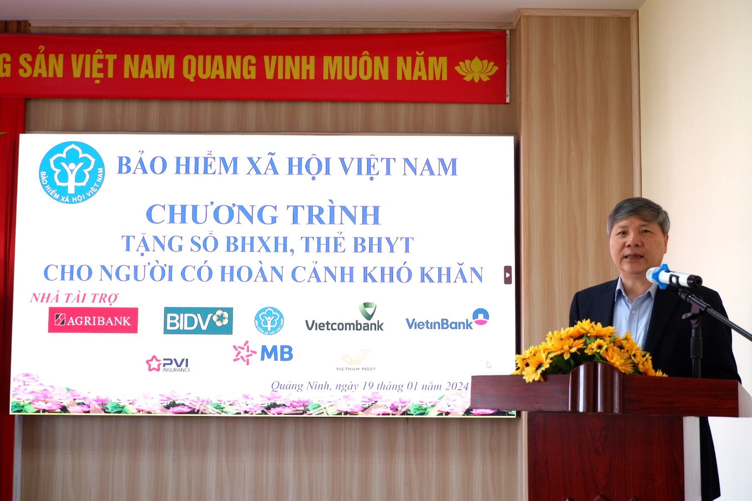 Phó TGĐ BHXH Việt Nam trao tặng sổ và thẻ bảo hiểm cho người có hoàn cảnh khó khăn tại Quảng Bình -0