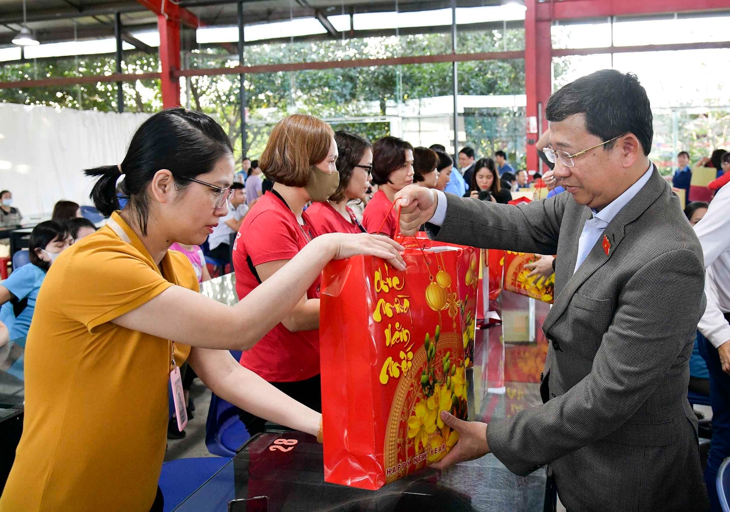 Chủ nhiệm Ủy ban Đối ngoại Vũ Hải Hà thăm, tặng quà Tết công nhân lao động tỉnh Nam Định -0
