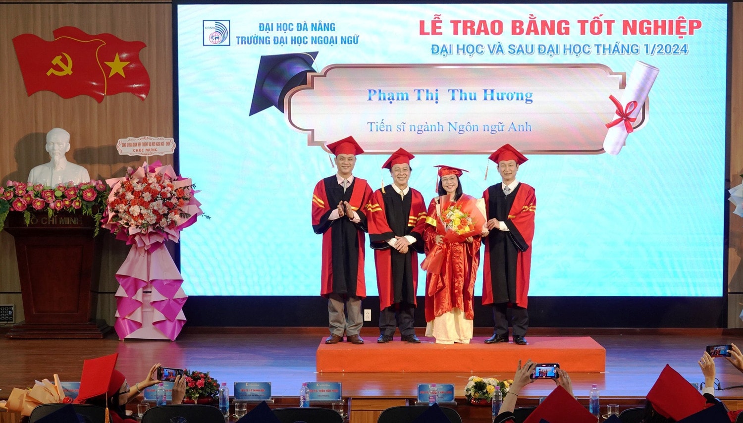Lời nhắn nhủ của thầy Hiệu trưởng Trường Đại học Ngoại ngữ Đà Nẵng trong lễ tốt nghiệp -0