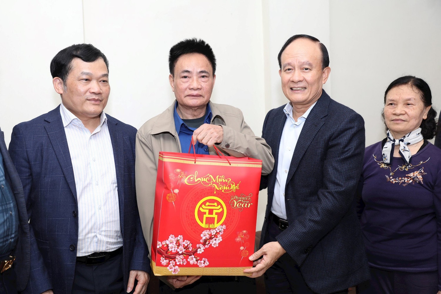 Chủ tịch HĐND thành phố Hà Nội thăm, tặng quà gia đình chính sách -0