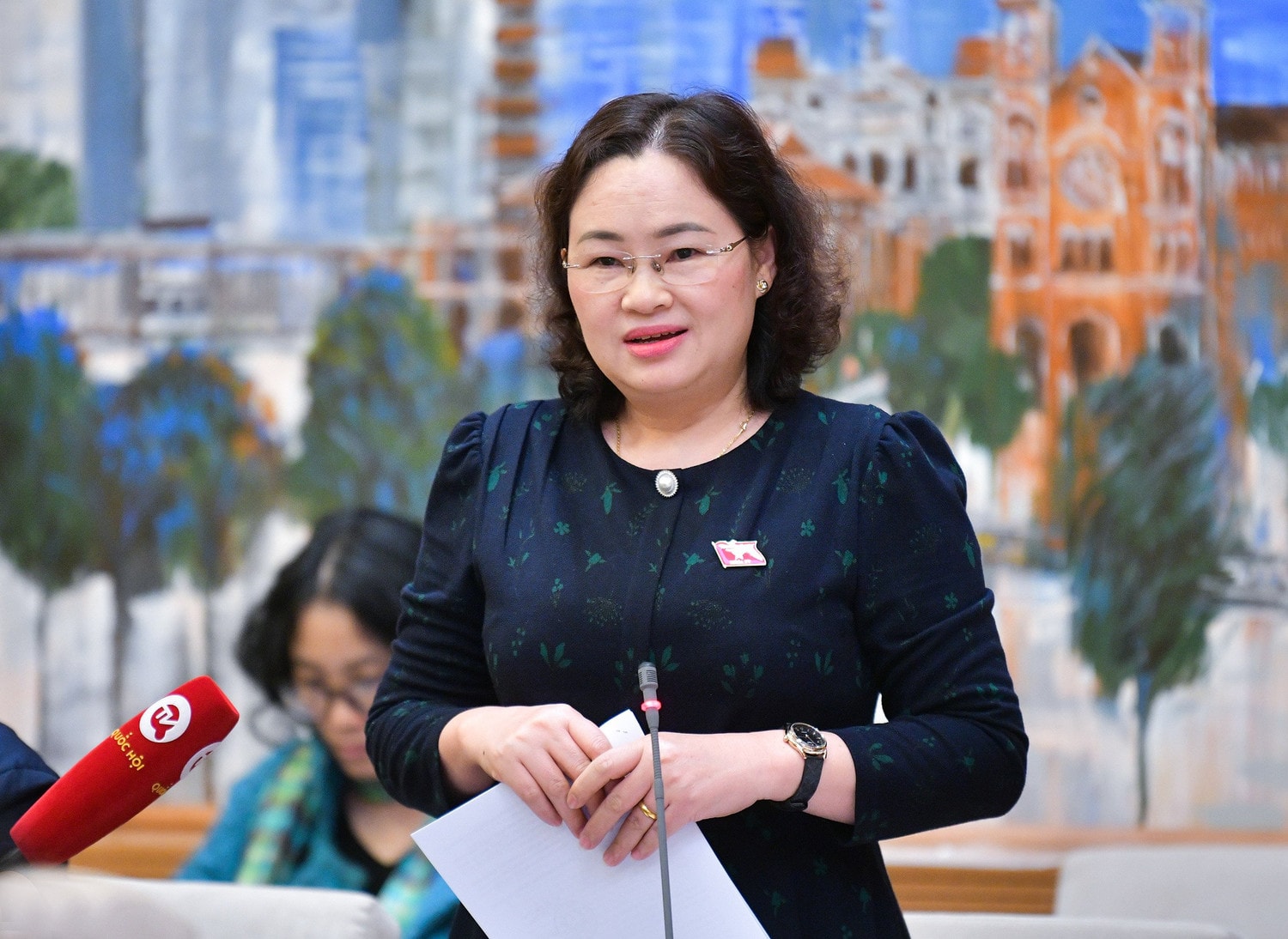 ĐBQH Lò Thị Luyến chất vấn Bộ trưởng Bộ Văn hóa, Thể thao và Du lịch - Ảnh: Ngh.Đức