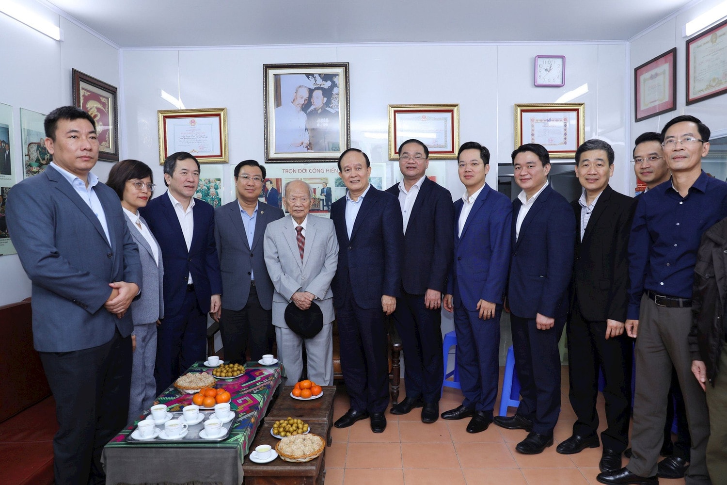 Chủ tịch HĐND thành phố Hà Nội thăm, tặng quà gia đình chính sách -0