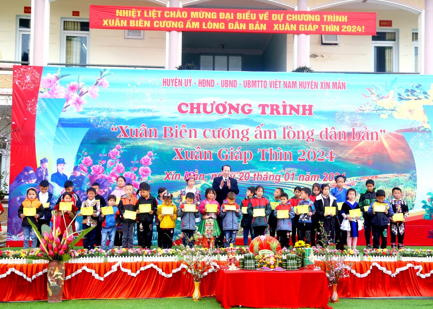 “Xuân biên cương ấm lòng dân bản” ở Xín Mần, Hà Giang -0